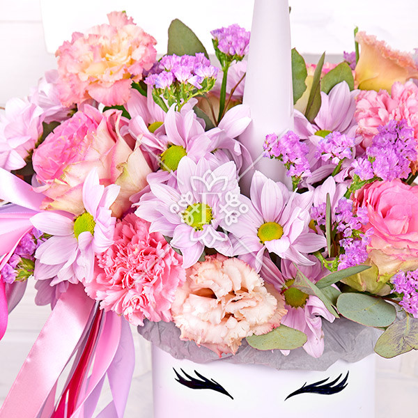 Крошка Белль - композиция из роз, хризантемы, статицы и эустомы